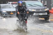 Moço em uma bicicleta elétrica em Nova York