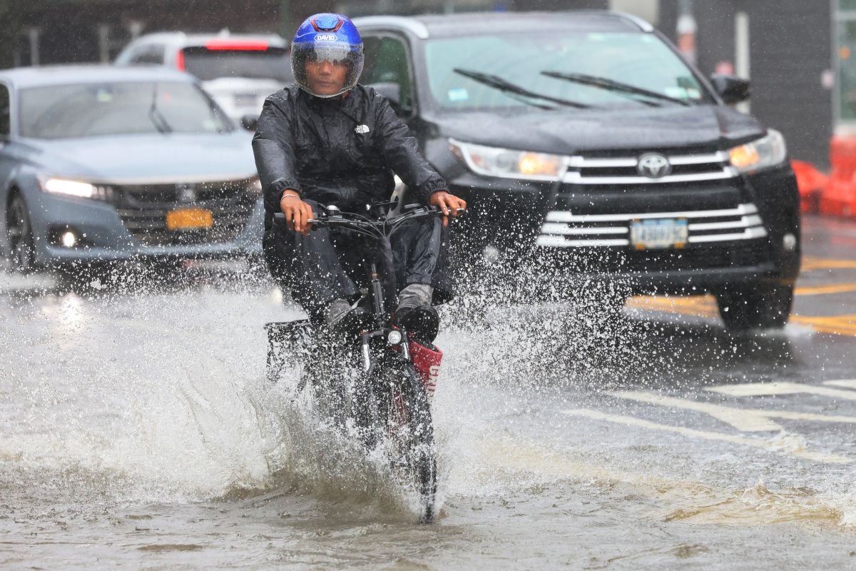 Moço em uma bicicleta elétrica em Nova York