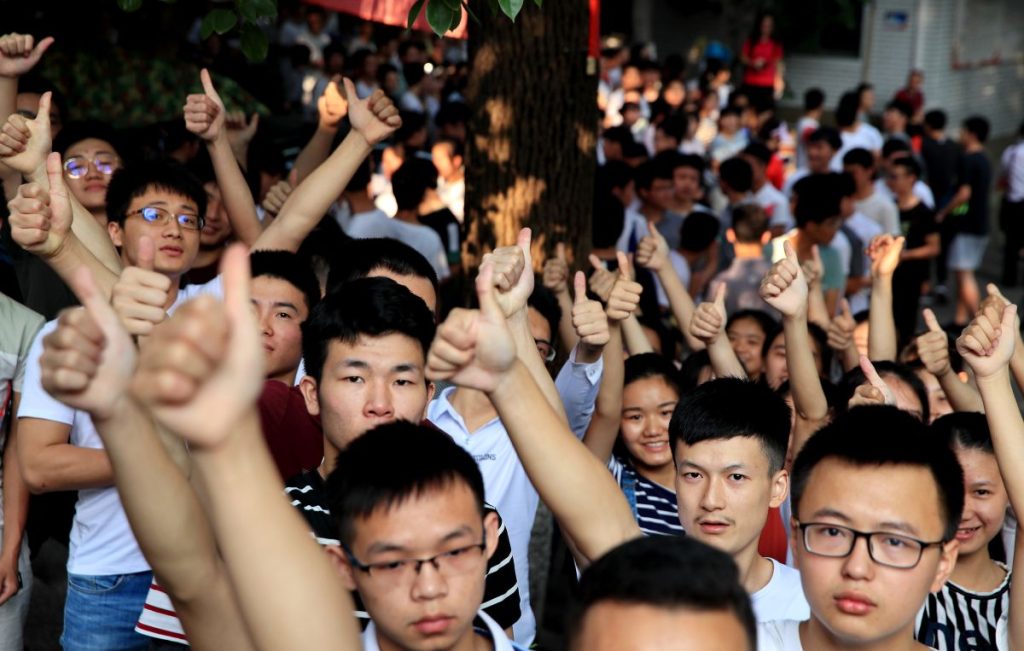 Estudantes chineses fazem sinal de positivo antes do vestibular, chamado gaokao
