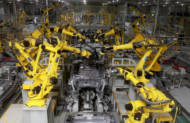 Fábrica da Hyundai nos EUA, acom robôs amarelos na fabricação de carros