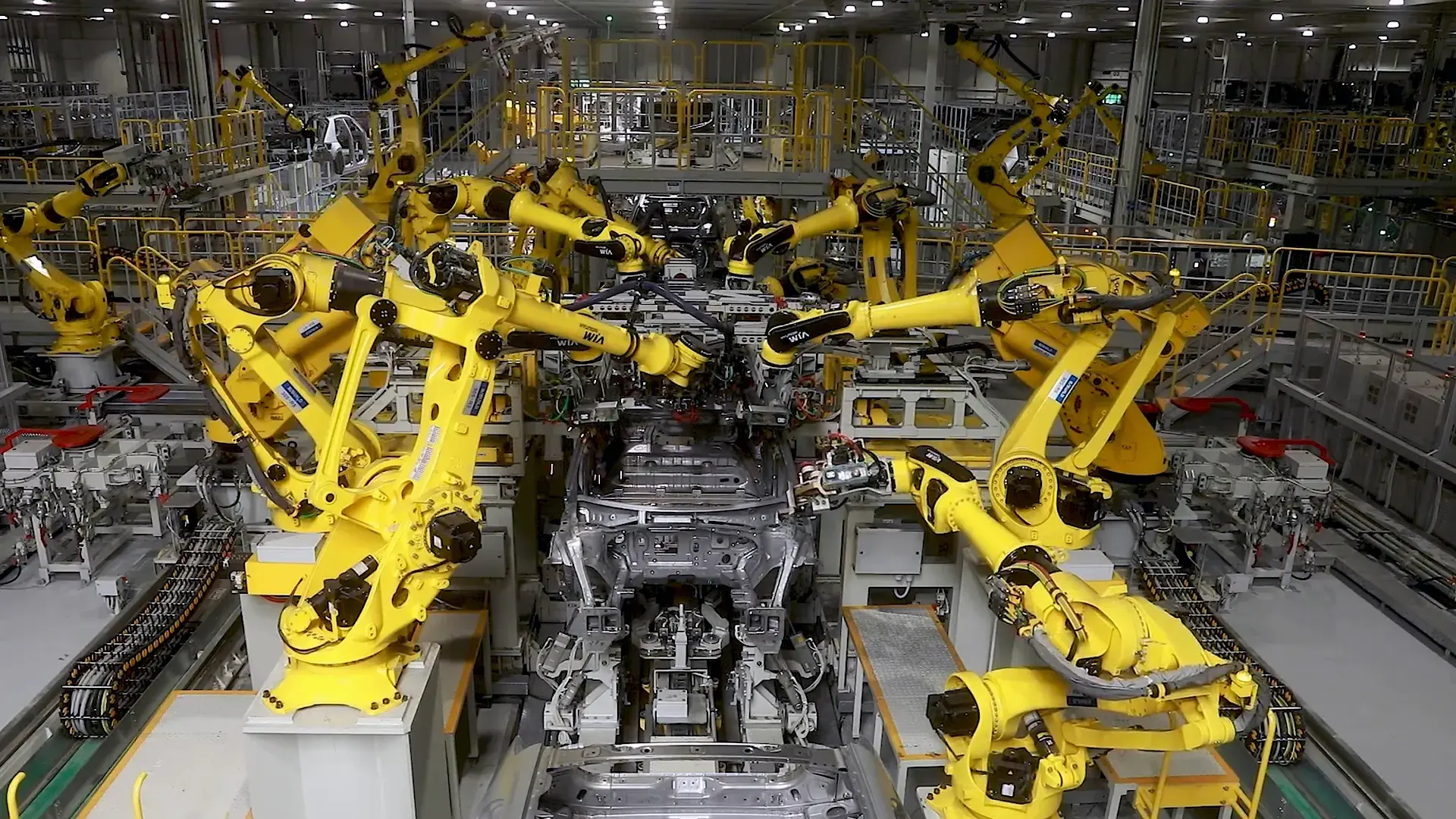 Fábrica da Hyundai nos EUA, acom robôs amarelos na fabricação de carros
