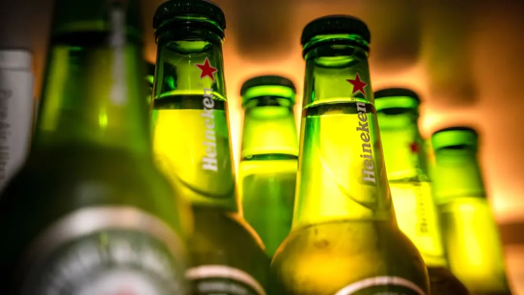 Garrafas da Heineken, principal concorrente da Ambev 