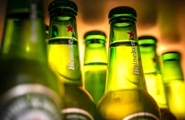 Garrafas da Heineken, principal concorrente da Ambev