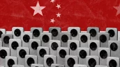 Imagem mostra vários aparelhos celulares enfileirados com a bandeira da China ao fundo