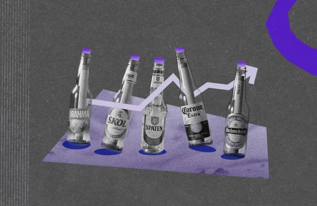 Garrafas de cervejas da Ambev e da Heineken