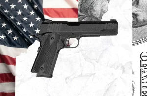 Imagem de uma arma da Taurus com a bandeira dos EUA ao fundo