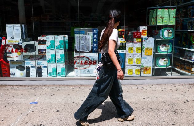 Inflação nos EUA: mulher olha para uma vitrine nos Estados Unidos