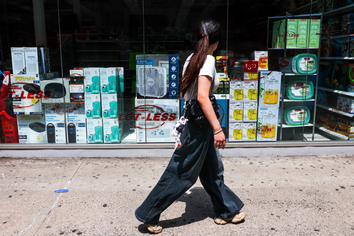 Inflação nos EUA: mulher olha para uma vitrine nos Estados Unidos