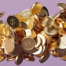 A imagem exibe uma pilha de moedas douradas com símbolo de cifrão ($), refletindo luz sobre um fundo lilás, criando um efeito de dinamismo.