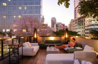 Imagem do Kontrast, autointitulado o primeiro clube social de bem-estar do Brasil, que ocupa um rooftop de mais de 500 metros quadrados no Jardim Europa, em São Paulo, oferecendo sauna, banhos de gelo, meditações, sound healing e respiração guiada em experiências pensadas para serem vividas em grupo (Foto: Felipi Espíndola)