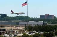 Bandeira americana com avião passando por trás
