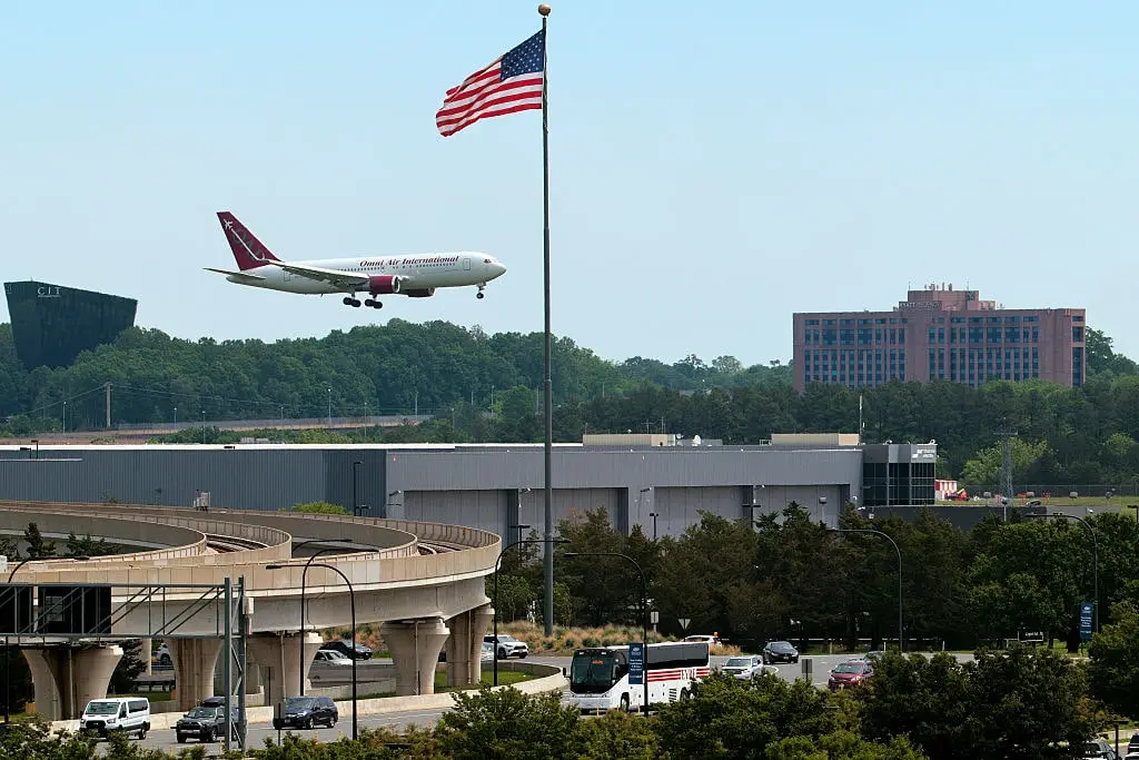 Bandeira americana com avião passando por trás