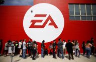 Logo da Eletronic Arts (EA) com pessoas fazendo fila para adquirir games