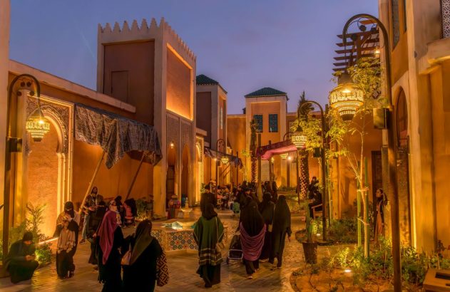 Imagem da de uma rua na Arábia Saudita, que vai focar em energia solar