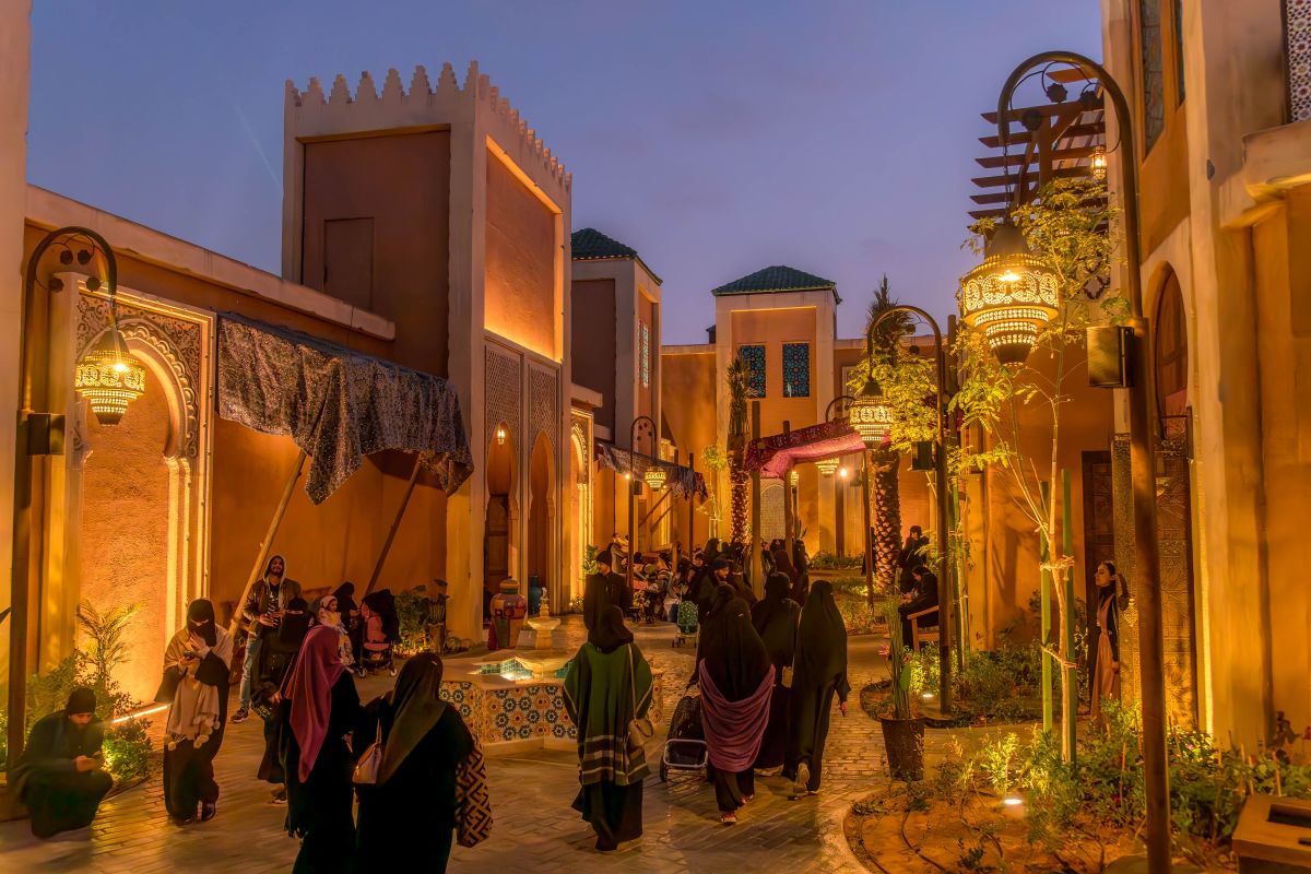 Imagem da de uma rua na Arábia Saudita, que vai focar em energia solar