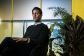 Ariel Szarfsztejn é o novo CEO do Mercado Livre. Ele está com pulover preto, camisa social azul clara, tem cerca de 45 anos, cabelo escuro bem cortado está sentado em uma poltrana olhando para frente