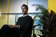 Ariel Szarfsztejn é o novo CEO do Mercado Livre. Ele está com pulover preto, camisa social azul clara, tem cerca de 45 anos, cabelo escuro bem cortado está sentado em uma poltrana olhando para frente