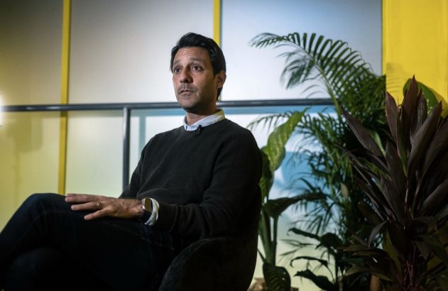Ariel Szarfsztejn é o novo CEO do Mercado Livre. Ele está com pulover preto, camisa social azul clara, tem cerca de 45 anos, cabelo escuro bem cortado está sentado em uma poltrana olhando para frente