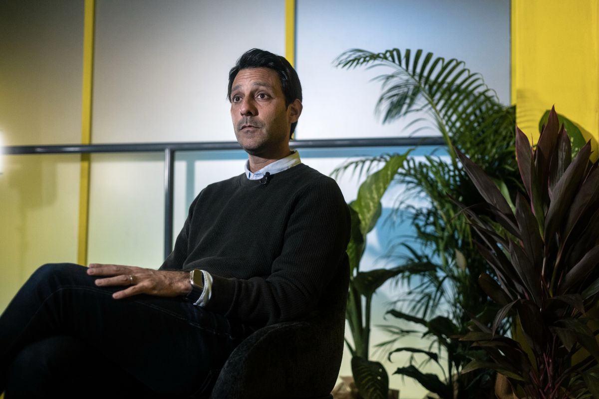Ariel Szarfsztejn é o novo CEO do Mercado Livre. Ele está com pulover preto, camisa social azul clara, tem cerca de 45 anos, cabelo escuro bem cortado está sentado em uma poltrana olhando para frente