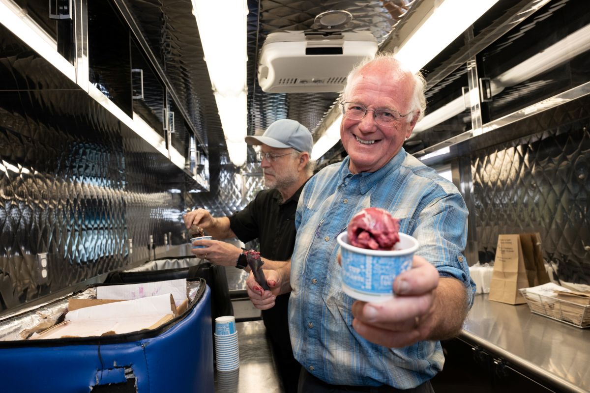 cofundador da Ben & Jerry's, Jerry Greenfield, é um senhor de cabelos brnacos, blusa azul e segura um sorvete vermelho