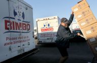 Caminhão da Bimbo com um homem carregando