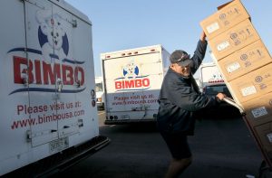 Caminhão da Bimbo com um homem carregando