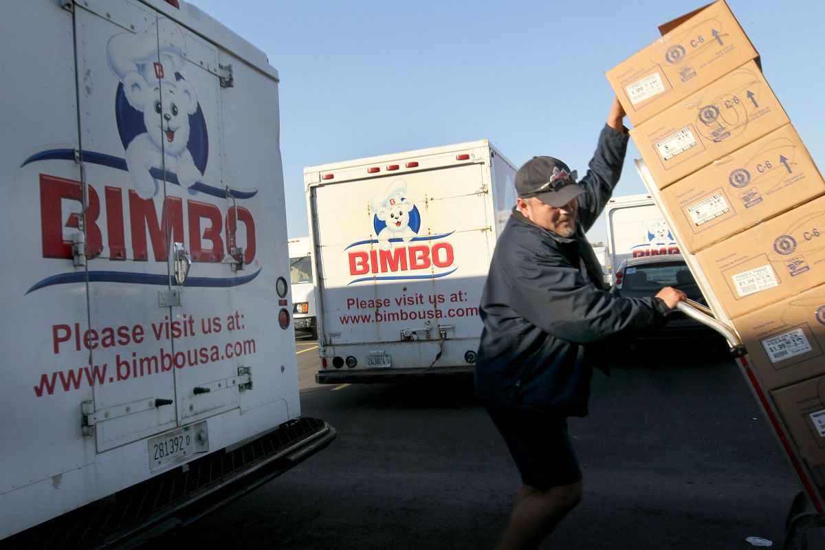 Caminhão da Bimbo com um homem carregando