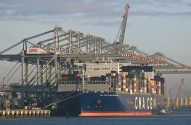 Navio da CMA CGM no porto de Marselha