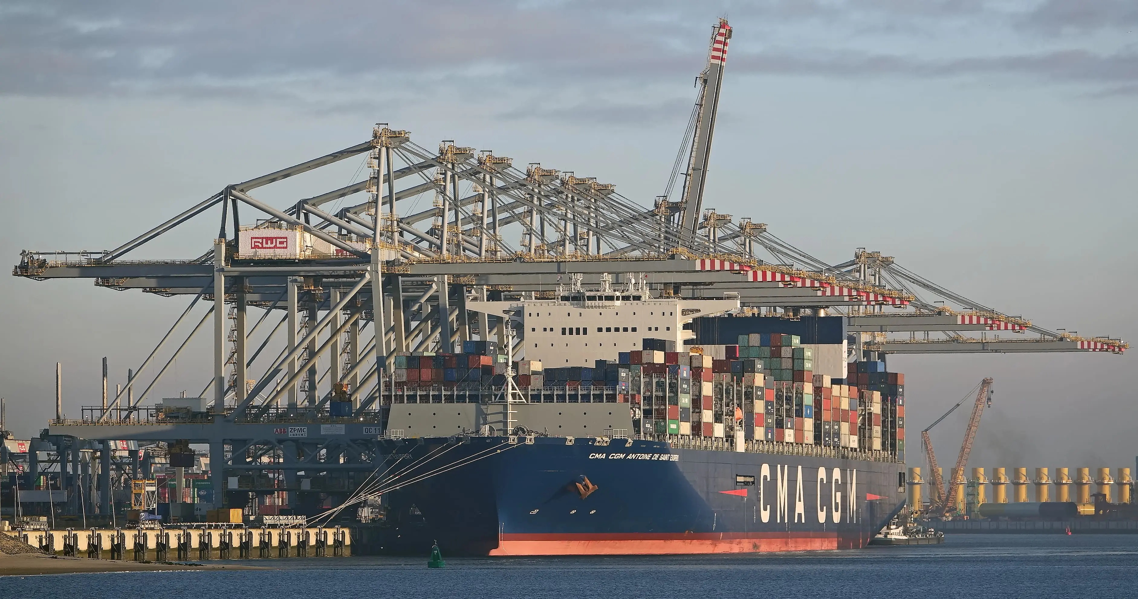 Navio da CMA CGM no porto de Marselha
