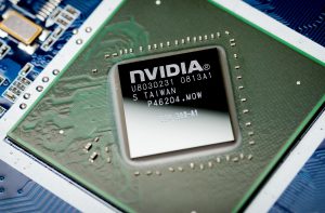 Foto de um chip da Nvidia em um fundo preto, em cima de uma placa verde