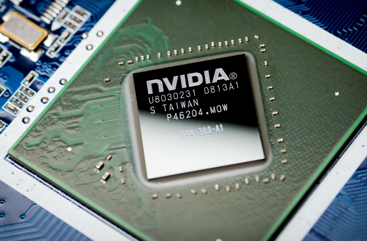 Foto de um chip da Nvidia em um fundo preto, em cima de uma placa verde