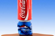 Imagem de uma lata de Coca-Cola em cima de uma da Pepsi, toda amassada