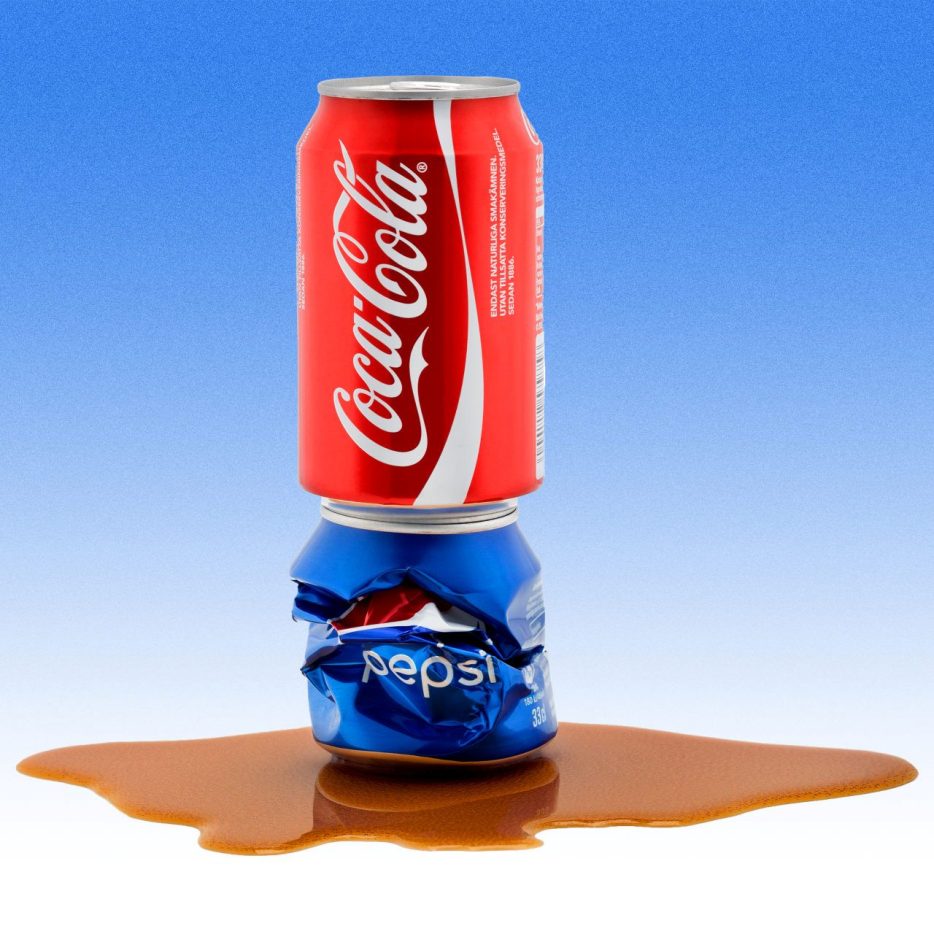 Imagem de uma lata de Coca-Cola em cima de uma da Pepsi, toda amassada