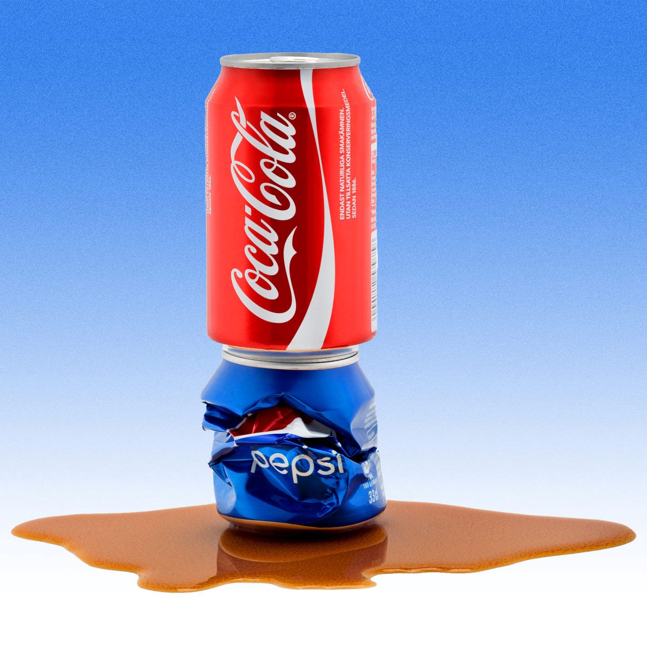 Imagem de uma lata de Coca-Cola em cima de uma da Pepsi, toda amassada
