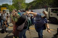 Tensões na Ásia: jovens vão às ruas em protesto, como nessa imagem de moças gritando e jogando pedaços de paus