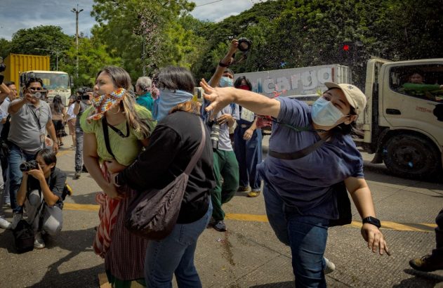 Tensões na Ásia: jovens vão às ruas em protesto, como nessa imagem de moças gritando e jogando pedaços de paus