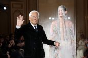 Giorgio Armani no desfile de alta-costura Giorgio Armani Privé Primavera 2025, em Paris