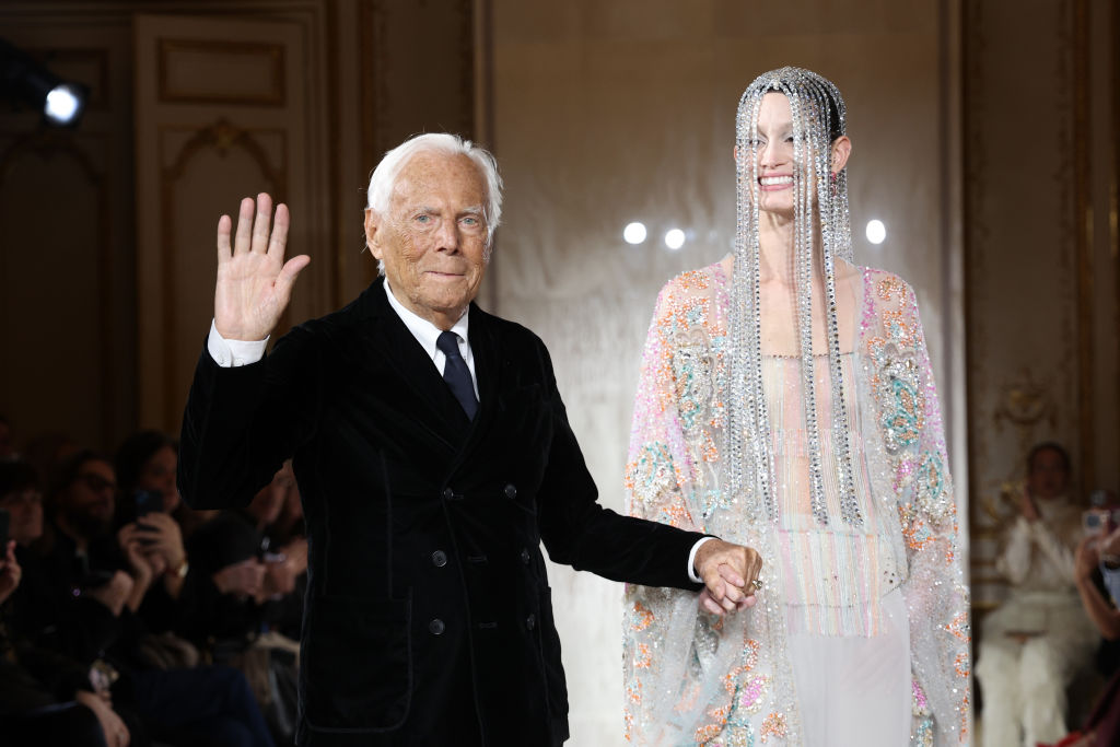 Giorgio Armani no desfile de alta-costura Giorgio Armani Privé Primavera 2025, em Paris
