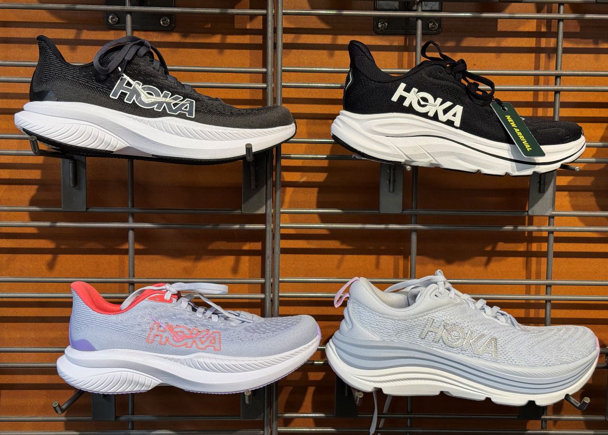 quatro tênis da marca Hoka, que tem solado alto