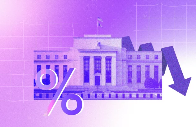 Uma imagem em tons de roxo e rosa mostra a sede do Federal Reserve. À esquerda, há um símbolo de porcentagem e, à direita, uma grande seta apontando para baixo, indicando queda. O fundo tem um padrão quadriculado sutil.