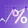 Imagem mostra um símbolo de percentual em um fundo roxo com um gráfico de linha apontado para cima