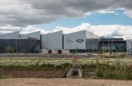 Imagem da fachada da fábrica da Jaguar Land Rover