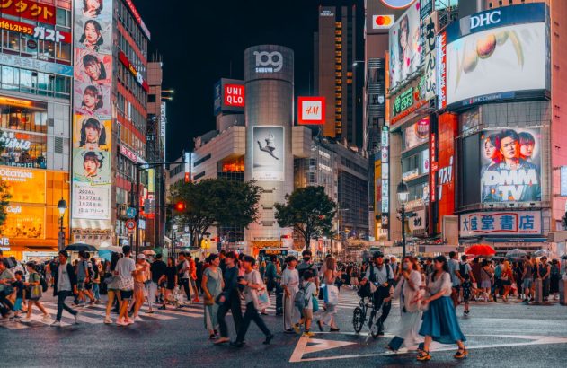 Imagem de uma rua em Toquio, no Japão, com muitas pessoas