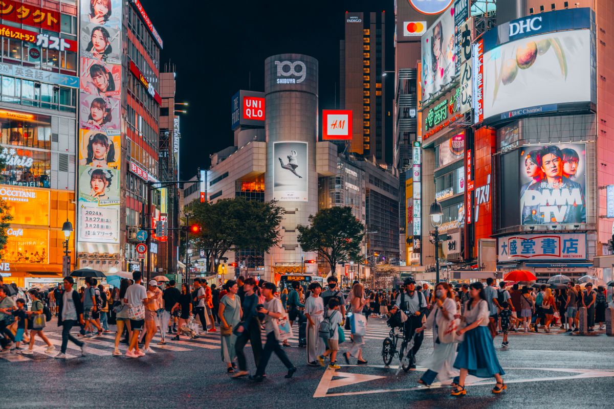 Imagem de uma rua em Toquio, no Japão, com muitas pessoas