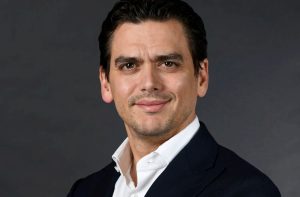Imagem de José Antonio Fernández Garza-Lagüera, novo CEO da Femsa no México. Ele está olhando para a câmera, de terno preto e camisa branca, é um homem branco e tem cabelos pretos