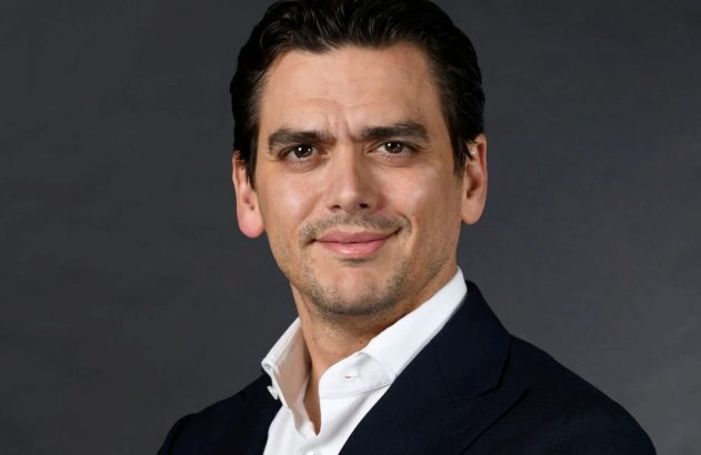 Imagem de José Antonio Fernández Garza-Lagüera, novo CEO da Femsa no México. Ele está olhando para a câmera, de terno preto e camisa branca, é um homem branco e tem cabelos pretos