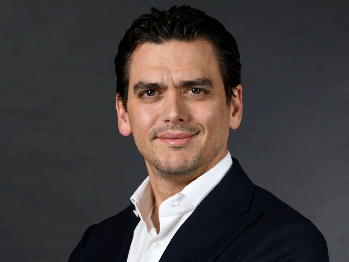 Imagem de José Antonio Fernández Garza-Lagüera, novo CEO da Femsa no México. Ele está olhando para a câmera, de terno preto e camisa branca, é um homem branco e tem cabelos pretos