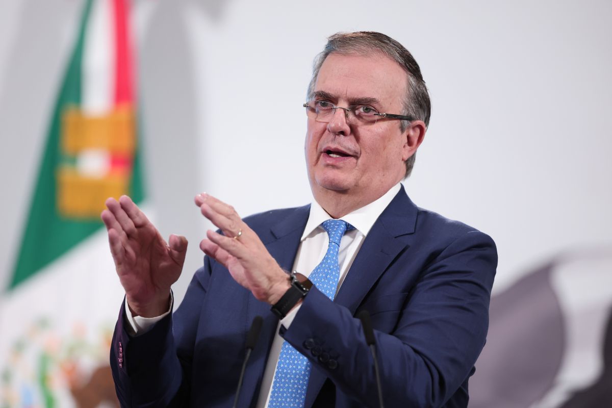 Ministro do México, Marcelo Ebrard, está de terno azul e gravata azul clara