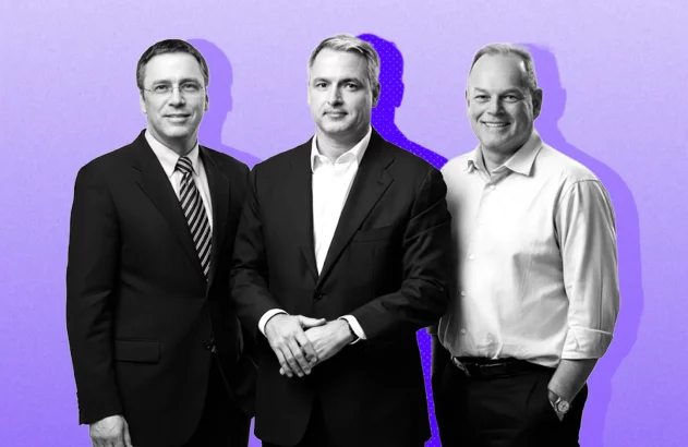 Três homens estão em pé lado a lado contra um fundo roxo. À esquerda, um veste terno escuro com gravata, aparentando seriedade. No centro, outro usa terno sem gravata e está neutro. À direita, o terceiro veste camisa clara de mangas dobradas, está sorrindo, e tem uma mão no bolso; suas sombras são projetadas ao fundo. Gerdau