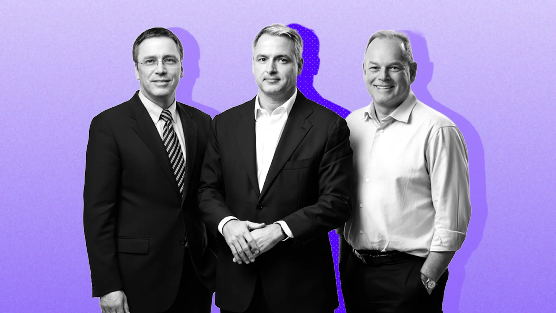 Três homens estão em pé lado a lado contra um fundo roxo. À esquerda, um veste terno escuro com gravata, aparentando seriedade. No centro, outro usa terno sem gravata e está neutro. À direita, o terceiro veste camisa clara de mangas dobradas, está sorrindo, e tem uma mão no bolso; suas sombras são projetadas ao fundo. Gerdau
